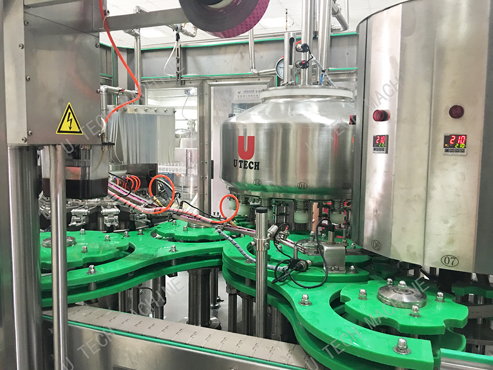 5000BPH Botella de plástico automática Lichi Jugo Papel de aluminio Llenado Embotellado Sellado Precio de la máquina