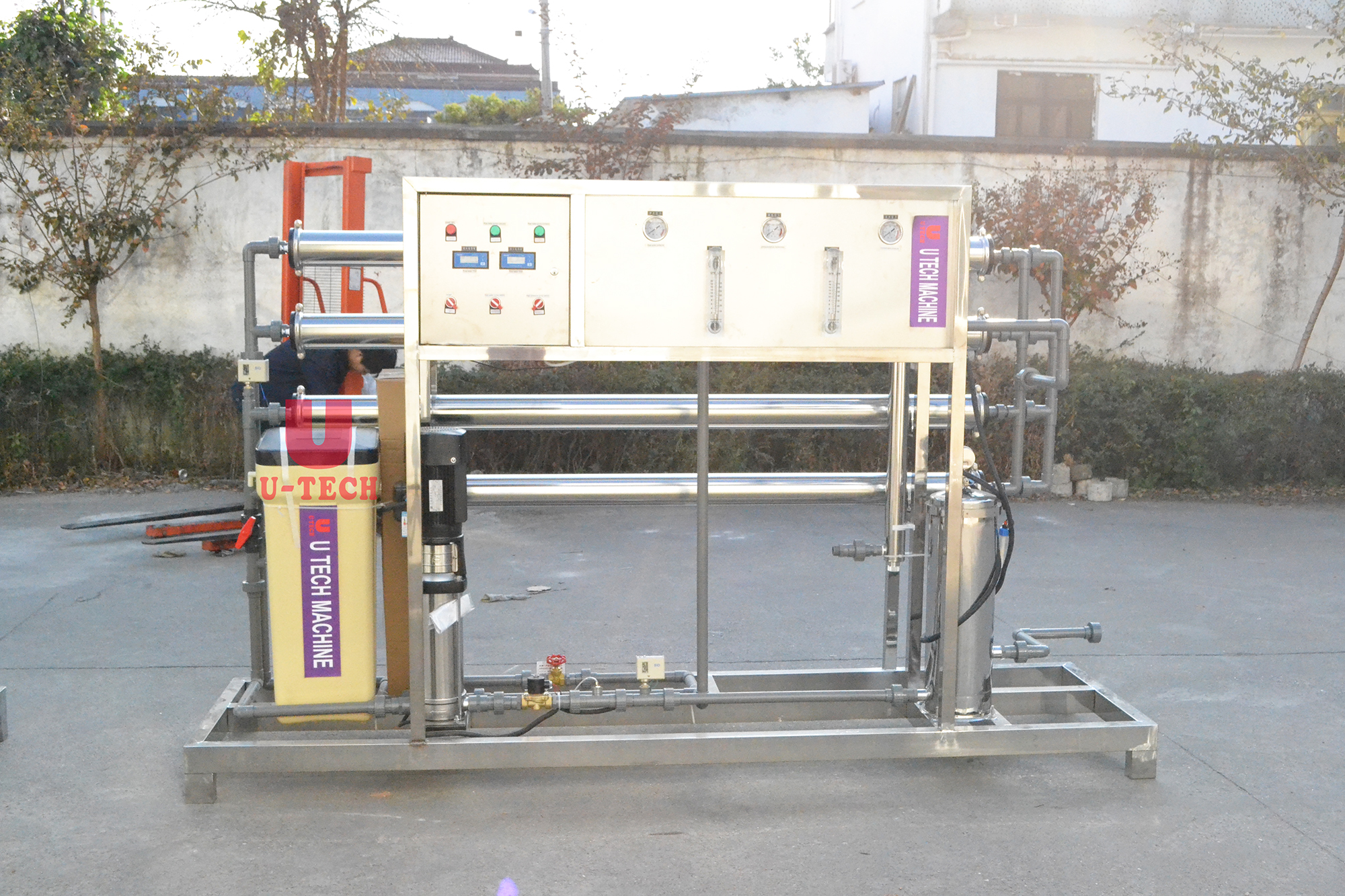 El tanque de FRP con la planta del sistema de tratamiento de agua potable de la primavera mineral pura del RO